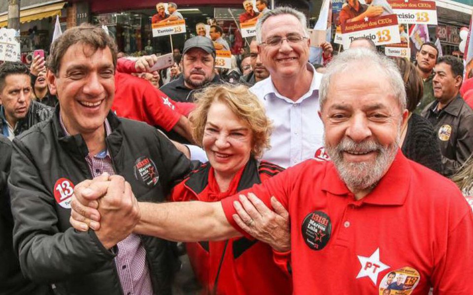 O editor do Tijolaço, Fernando Brito, questiona a operação policial que fez uma batida na casa do filho do ex-presidente Lula após uma denúncia anônima sobre a existência de drogas no local; "Não acharam nada, mas o que os impediria de ter 'plantado' algo?", questiona; "Estamos sob uma ditadura e não vê quem não quer, ou – ainda pior – quem a quer", finaliza (Foto: Paulo Emílio) O editor do Tijolaço, Fernando Brito, questiona a operação policial que fez uma batida na casa do filho do ex-presidente Lula após uma denúncia anônima sobre a existência de drogas no local; "Não acharam nada, mas o que os impediria de ter 'plantado' algo?", questiona; "Estamos sob uma ditadura e não vê quem não quer, ou – ainda pior – quem a quer", finaliza