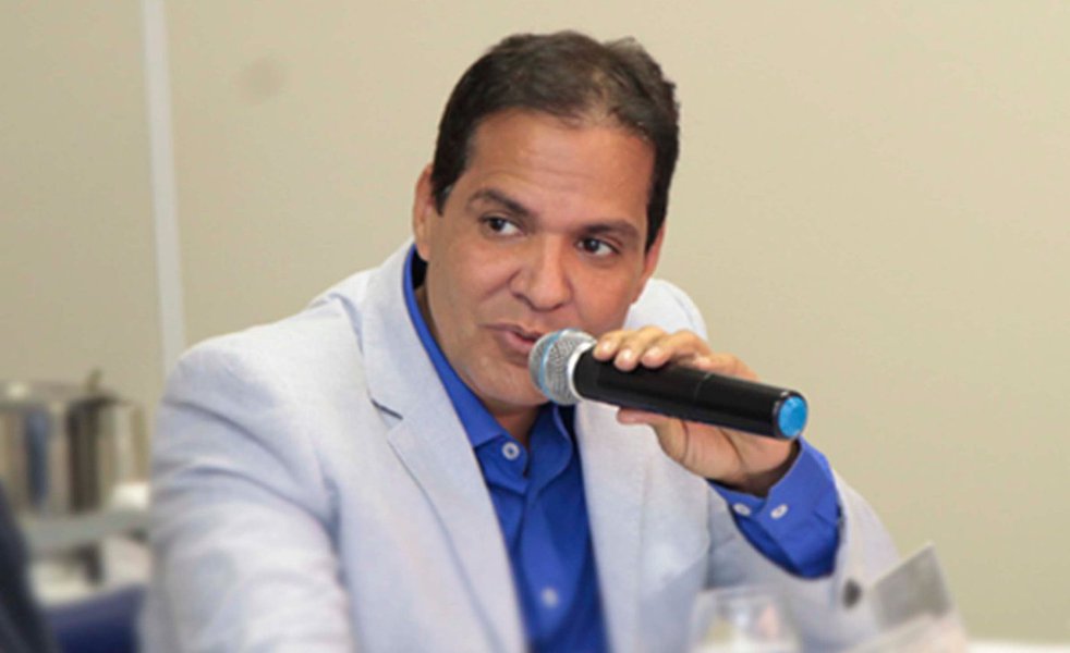Na avaliação do presidente da União dos Municípios da Bahia (UPB), Eures Ribeiro (PSD), o financiamento eleitoral a partir de um fundo exclusivamente público, acabando de vez por todas as doações privadas (mesmo de pessoas físicas), "poderá dar espaço a aplicação de dinheiro proveniente do tráfico de drogas e da agiotagem"; "Meu temor é que se o Congresso não resolver de forma adequada, que na eleição do ano que vem o tráfico de drogas e a agiotagem financiem as campanhas, o que é muito temeroso. A bola está na mão do Congresso Nacional, mas nós sabemos qual o desfecho disso. Só temos que assistir calados, paralisados, qual vai ser o caminho", diz Eures, que é prefeito de Bom Jesus da Lapa (Foto: Romulo Faro) Na avaliação do presidente da União dos Municípios da Bahia (UPB), Eures Ribeiro (PSD), o financiamento eleitoral a partir de um fundo exclusivamente público, acabando de vez por todas as doações privadas (mesmo de pessoas físicas), "poderá dar espaço a aplicação de dinheiro proveniente do tráfico de drogas e da agiotagem"; "Meu temor é que se o Congresso não resolver de forma adequada, que na eleição do ano que vem o tráfico de drogas e a agiotagem financiem as campanhas, o que é muito temeroso. A bola está na mão do Congresso Nacional, mas nós sabemos qual o desfecho disso. Só temos que assistir calados, paralisados, qual vai ser o caminho", diz Eures, que é prefeito de Bom Jesus da Lapa
