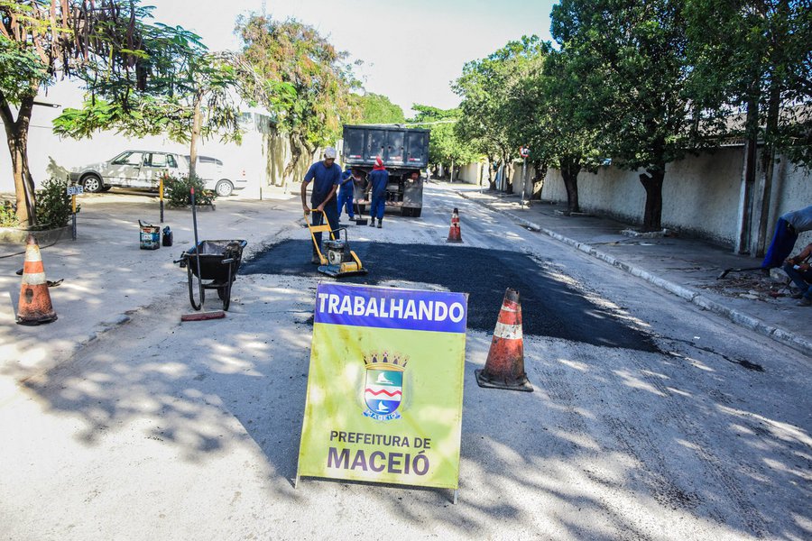 Raro para uma cidade nordestina, nem a mudança de estação interrompeu as chuvas que atingem Maceió; é como se chovesse durante um terço de um ano inteiro; claro que essa situação atípica causa diversos problemas para a cidade; além de buracos nas vias, 3024 pessoas foram desalojadas, 258 pessoas desabrigadas e 507.200 pessoas afetadas por conta dos deslizamentos e inundações decorrentes dos grandes volumes pluviométricos registrados no dia 27 de maio (Foto: Voney Malta) Raro para uma cidade nordestina, nem a mudança de estação interrompeu as chuvas que atingem Maceió; é como se chovesse durante um terço de um ano inteiro; claro que essa situação atípica causa diversos problemas para a cidade; além de buracos nas vias, 3024 pessoas foram desalojadas, 258 pessoas desabrigadas e 507.200 pessoas afetadas por conta dos deslizamentos e inundações decorrentes dos grandes volumes pluviométricos registrados no dia 27 de maio