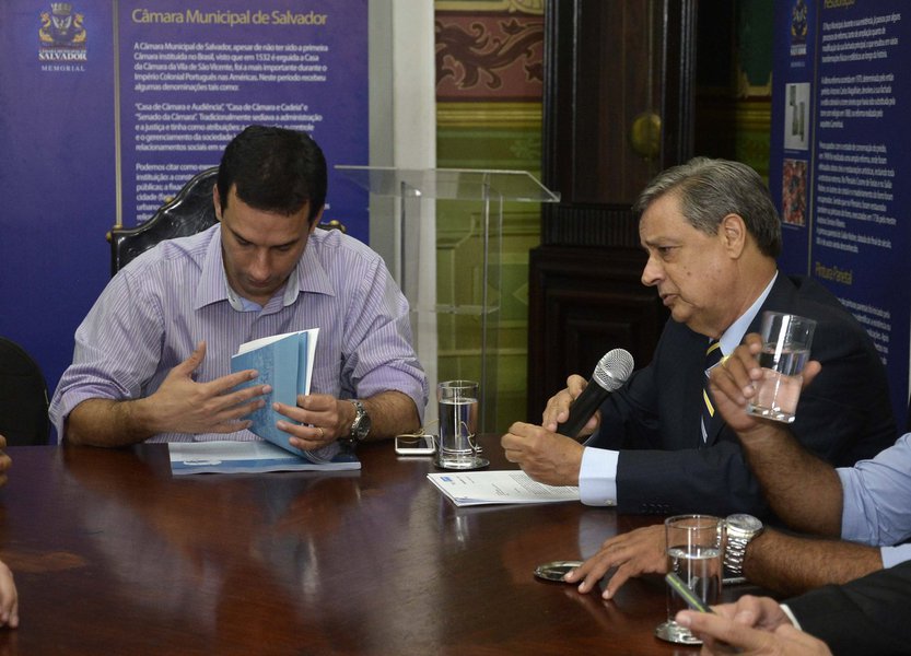 A prefeitura de Salvador encaminhou à Câmara Municipal o Plano Plurianual (PPA), que estabelece as diretrizes e metas para os próximos três anos da atual administração municipal e para o primeiro ano da próxima gestão; o documento foi entregue pelo secretário da Casa Civil, Luiz Carreira, em encontro com o presidente do Legislativo, vereador Leo Prates (DEM); o PPA é constituído de oito eixos de desenvolvimento urbano e econômico. Também estão incluídos 17 programas e 277 projetos e atividades finalísticas, mobilizando um montante de R$ 33,9 bilhões (sendo R$ 30,2 bilhões de recursos orçamentários e outros R$ 3,7 bilhões oriundos de parcerias públicos-privadas e outras fontes) (Foto: Romulo Faro) A prefeitura de Salvador encaminhou à Câmara Municipal o Plano Plurianual (PPA), que estabelece as diretrizes e metas para os próximos três anos da atual administração municipal e para o primeiro ano da próxima gestão; o documento foi entregue pelo secretário da Casa Civil, Luiz Carreira, em encontro com o presidente do Legislativo, vereador Leo Prates (DEM); o PPA é constituído de oito eixos de desenvolvimento urbano e econômico. Também estão incluídos 17 programas e 277 projetos e atividades finalísticas, mobilizando um montante de R$ 33,9 bilhões (sendo R$ 30,2 bilhões de recursos orçamentários e outros R$ 3,7 bilhões oriundos de parcerias públicos-privadas e outras fontes)