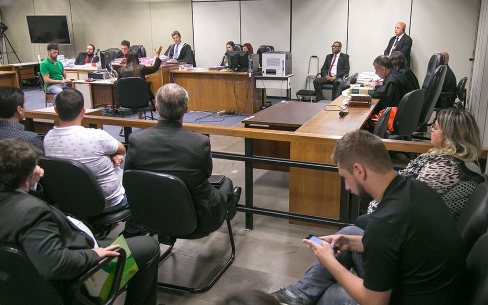 Policial militar Alexandre Curto dos Santos, apontado como autor do disparo que tirou a vida de um sem-terra, em São Gabriel, foi condenado por homicídio qualificado a pena de 12 anos de prisão, em regime fechado, perda do cargo na Brigada Militar e prisão imediata; em nota, o MST afirma que a morte de Elton Brum, aos 44 anos, é apenas um capítulo dos inúmeros conflitos no campo, consequência do Brasil “nunca ter tirado a reforma agrária do papel” (Foto: Leonardo Lucena) Policial militar Alexandre Curto dos Santos, apontado como autor do disparo que tirou a vida de um sem-terra, em São Gabriel, foi condenado por homicídio qualificado a pena de 12 anos de prisão, em regime fechado, perda do cargo na Brigada Militar e prisão imediata; em nota, o MST afirma que a morte de Elton Brum, aos 44 anos, é apenas um capítulo dos inúmeros conflitos no campo, consequência do Brasil “nunca ter tirado a reforma agrária do papel”