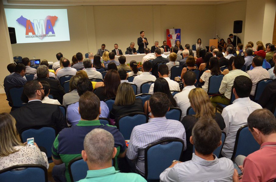 A dois meses de fechar o ano de 2017, vários prefeitos estão fazendo malabarismo financeiro para fechar as contas do ano, garantir o pagamento do 13º e assegurar os serviços essenciais para a população; com a ausência de recursos, cortes de salários, suspensão das gratificações e cancelamento de reajustes estão fazendo parte das medidas adotadas para garantir o fechamento do ano, ao menos, com as contas pagas; situação se aplica a diversos municípios, entre eles Belém, União dos Palmares, Satuba, Campo Alegre, Porto de Pedras e Barra de São Miguel (Foto: Voney Malta) A dois meses de fechar o ano de 2017, vários prefeitos estão fazendo malabarismo financeiro para fechar as contas do ano, garantir o pagamento do 13º e assegurar os serviços essenciais para a população; com a ausência de recursos, cortes de salários, suspensão das gratificações e cancelamento de reajustes estão fazendo parte das medidas adotadas para garantir o fechamento do ano, ao menos, com as contas pagas; situação se aplica a diversos municípios, entre eles Belém, União dos Palmares, Satuba, Campo Alegre, Porto de Pedras e Barra de São Miguel