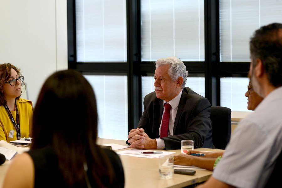 O secretário estadual da Fazenda, José Afonso Bicalho, apresentou o Relatório de Gestão Fiscal (BGF) no segundo quadrimestre de 2017; de janeiro a agosto, a receita total registrada foi de R$ 57,382 bilhões, contra uma despesa empenhada de R$ 59,523 bilhões, resultando no déficit de R$ 2,141 bilhões; no segundo quadrimestre de 2016, as despesas empenhadas superaram a receita em R$ 3,717 bilhões e no mesmo período de 2015, em R$ 6,053 bilhões
(Foto: Leonardo Lucena) O secretário estadual da Fazenda, José Afonso Bicalho, apresentou o Relatório de Gestão Fiscal (BGF) no segundo quadrimestre de 2017; de janeiro a agosto, a receita total registrada foi de R$ 57,382 bilhões, contra uma despesa empenhada de R$ 59,523 bilhões, resultando no déficit de R$ 2,141 bilhões; no segundo quadrimestre de 2016, as despesas empenhadas superaram a receita em R$ 3,717 bilhões e no mesmo período de 2015, em R$ 6,053 bilhões
