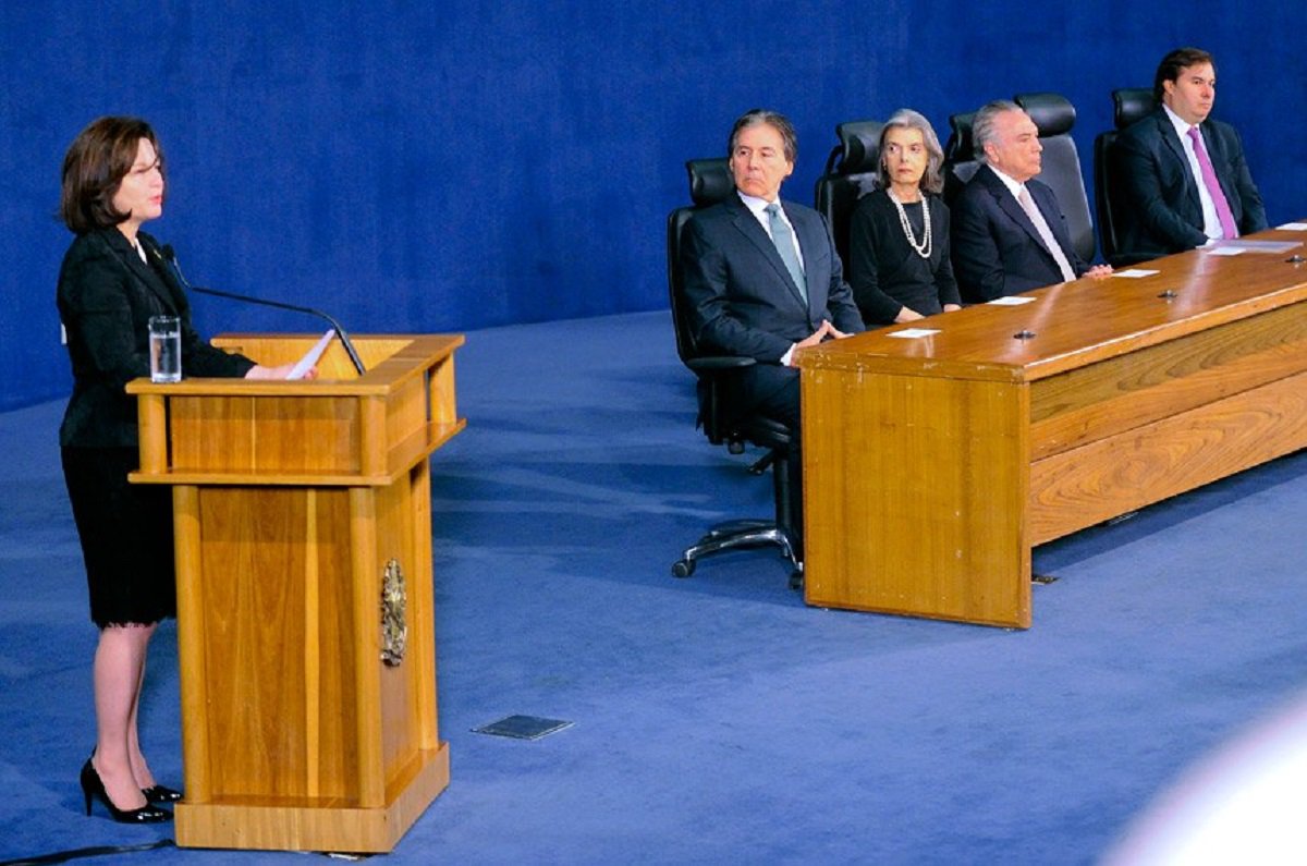 Investigado pela Lava Jato, o senador Eunício Oliveira (PMDB), presidente do Senado, afirmou hoje, após a posse da nova procuradora-geral da República, Raquel Dodge, ter "convicção de que ela será dura, mas será extremamente democrática". Eunício participou da solenidade ao lado de outros investigados, entre eles o próprio presidente Michel Temer e o presidente da Câmara Federal, Rodrigo Maia
(Foto: Fatima 247) Investigado pela Lava Jato, o senador Eunício Oliveira (PMDB), presidente do Senado, afirmou hoje, após a posse da nova procuradora-geral da República, Raquel Dodge, ter "convicção de que ela será dura, mas será extremamente democrática". Eunício participou da solenidade ao lado de outros investigados, entre eles o próprio presidente Michel Temer e o presidente da Câmara Federal, Rodrigo Maia