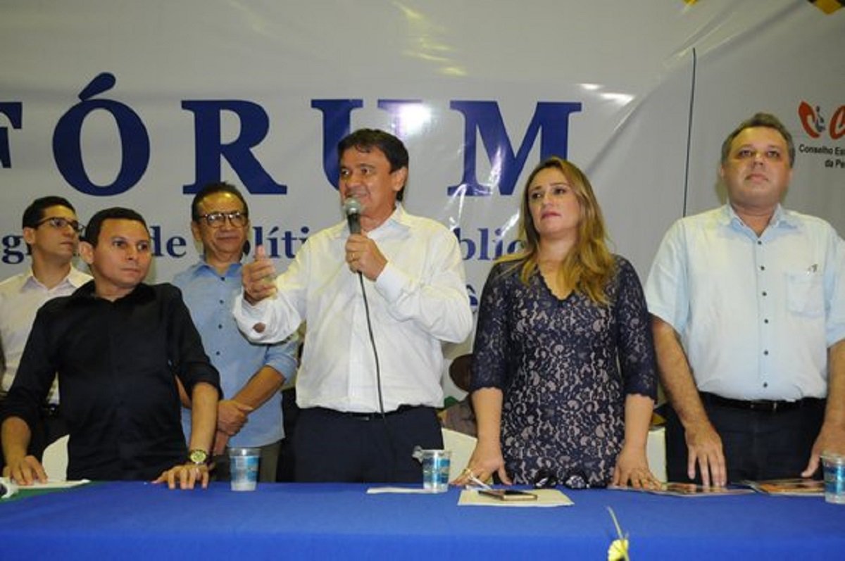O governador Wellington Dias participou ontem, da solenidade de abertura do Fórum Regional de Políticas Públicas para Pessoas com Deficiência na cidade de Parnaíba. O encontro, que prosseguiu durante o dia de hoje (23), na Universidade Federal do Piauí, tem por objetivo a discussão de politicas públicas para pessoas com deficiência (Foto: Fatima 247) O governador Wellington Dias participou ontem, da solenidade de abertura do Fórum Regional de Políticas Públicas para Pessoas com Deficiência na cidade de Parnaíba. O encontro, que prosseguiu durante o dia de hoje (23), na Universidade Federal do Piauí, tem por objetivo a discussão de politicas públicas para pessoas com deficiência