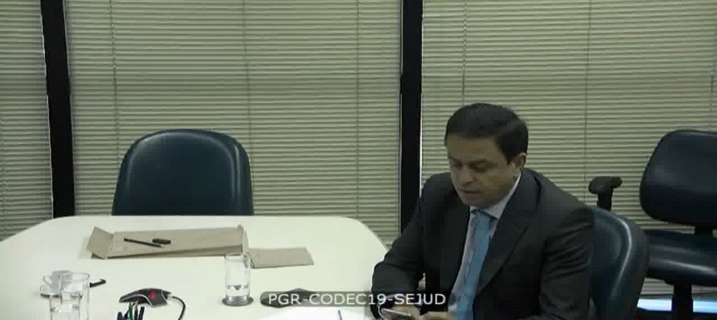 Na ação de agora pela manhã, a Polícia Federal também faz buscas na residência do advogado Francisco Assis, um dos delatores da JBS; ele foi um dos negociadores do acordo de delação premiada e, depois, também virou delator; os agentes da PF realizam hoje mandados de busca na casa do ex-procurador da República Marcelo Miller, no Rio de Janeiro, e também em São Paulo; a PF vasculha as casas do empresário Joesley Batista e de Ricardo Saud e a sede da J&F (Foto: José Barbacena) Na ação de agora pela manhã, a Polícia Federal também faz buscas na residência do advogado Francisco Assis, um dos delatores da JBS; ele foi um dos negociadores do acordo de delação premiada e, depois, também virou delator; os agentes da PF realizam hoje mandados de busca na casa do ex-procurador da República Marcelo Miller, no Rio de Janeiro, e também em São Paulo; a PF vasculha as casas do empresário Joesley Batista e de Ricardo Saud e a sede da J&F