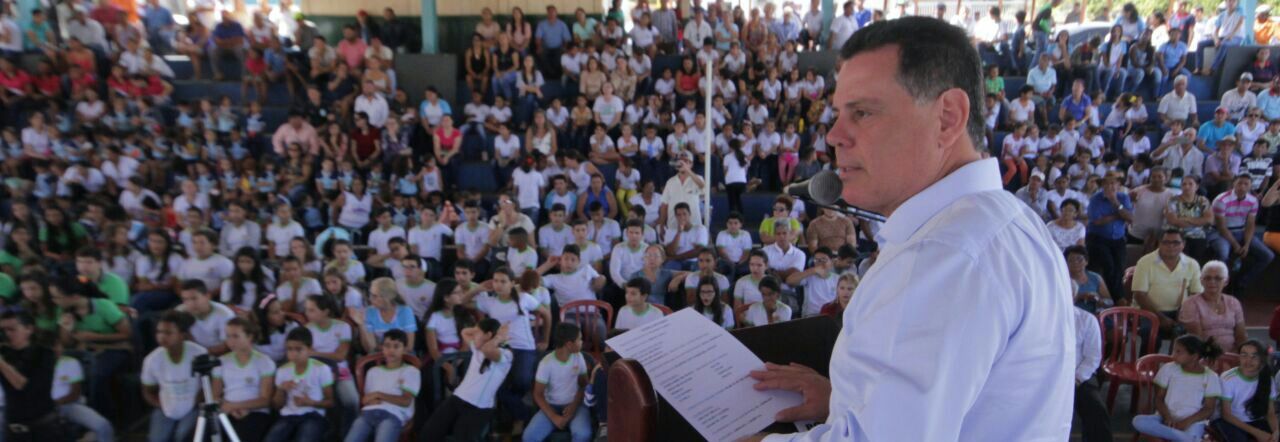 O Goiás na Frente volta à Região Norte do Estado, desembarcando em Estrela do Norte (360 quilômetros de Goiânia), com 3,5 mil habitantes, onde o governador Marconi Perillo repassou, em convênio coma prefeitura, R$ 1,5 milhão, para financiar obras de pavimentação asfáltica e melhorar a infraestrutura do município; “Eu também estudei em escola pública, como vocês, e eu levei a sério os meus estudos. Eu quero ressaltar que educação é a chave para um futuro de sucesso, e eu faço muito para que Goiás tenha uma educação pública de qualidade” (Foto: Leonardo Lucena) O Goiás na Frente volta à Região Norte do Estado, desembarcando em Estrela do Norte (360 quilômetros de Goiânia), com 3,5 mil habitantes, onde o governador Marconi Perillo repassou, em convênio coma prefeitura, R$ 1,5 milhão, para financiar obras de pavimentação asfáltica e melhorar a infraestrutura do município; “Eu também estudei em escola pública, como vocês, e eu levei a sério os meus estudos. Eu quero ressaltar que educação é a chave para um futuro de sucesso, e eu faço muito para que Goiás tenha uma educação pública de qualidade”