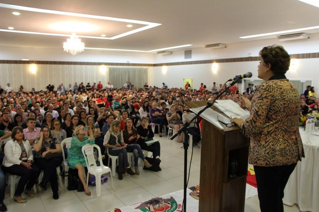 Em aula pública proferida no Curso de Pós-Graduação 'A Esquerda no Século XXI', em Chapecó, Santa Catarina, a presidente deposta pelo golpe Dilma Rousseff lembrou que "desde o início houve uma tentativa de impedir que nós nomeássemos este fato como golpe de Estado"; é "típico dos processos autoritários que haja uma fragilidade da postura e pensam que eliminam o fato não mencionando a palavra", afirmou (Foto: Gisele Federicce) Em aula pública proferida no Curso de Pós-Graduação 'A Esquerda no Século XXI', em Chapecó, Santa Catarina, a presidente deposta pelo golpe Dilma Rousseff lembrou que "desde o início houve uma tentativa de impedir que nós nomeássemos este fato como golpe de Estado"; é "típico dos processos autoritários que haja uma fragilidade da postura e pensam que eliminam o fato não mencionando a palavra", afirmou