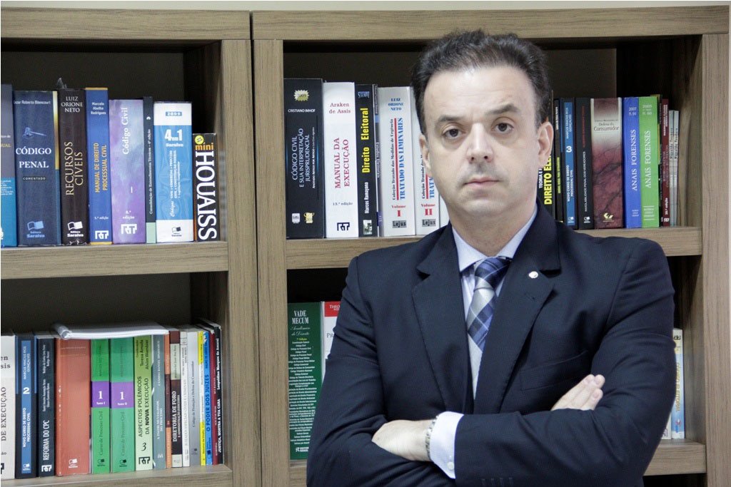 Juiz Mirko Vincenzo Giannotte, titular da 6ª Vara de Sinop (MT), que recebeu em julho R$ 503.928,79 de salário reagiu com indiferenças às críticas; magistrado declarou que o valor representa "justa reparação" pelos anos em que deu expediente em Comarcas superiores, recebendo subsídios como juiz de primeira instância; "Eu não tô nem aí. Eu estou dentro da lei e estava recebendo a menos. Eu cumpro a lei e quero que cumpram comigo", declarou Mirko (Foto: Aquiles Lins) Juiz Mirko Vincenzo Giannotte, titular da 6ª Vara de Sinop (MT), que recebeu em julho R$ 503.928,79 de salário reagiu com indiferenças às críticas; magistrado declarou que o valor representa "justa reparação" pelos anos em que deu expediente em Comarcas superiores, recebendo subsídios como juiz de primeira instância; "Eu não tô nem aí. Eu estou dentro da lei e estava recebendo a menos. Eu cumpro a lei e quero que cumpram comigo", declarou Mirko