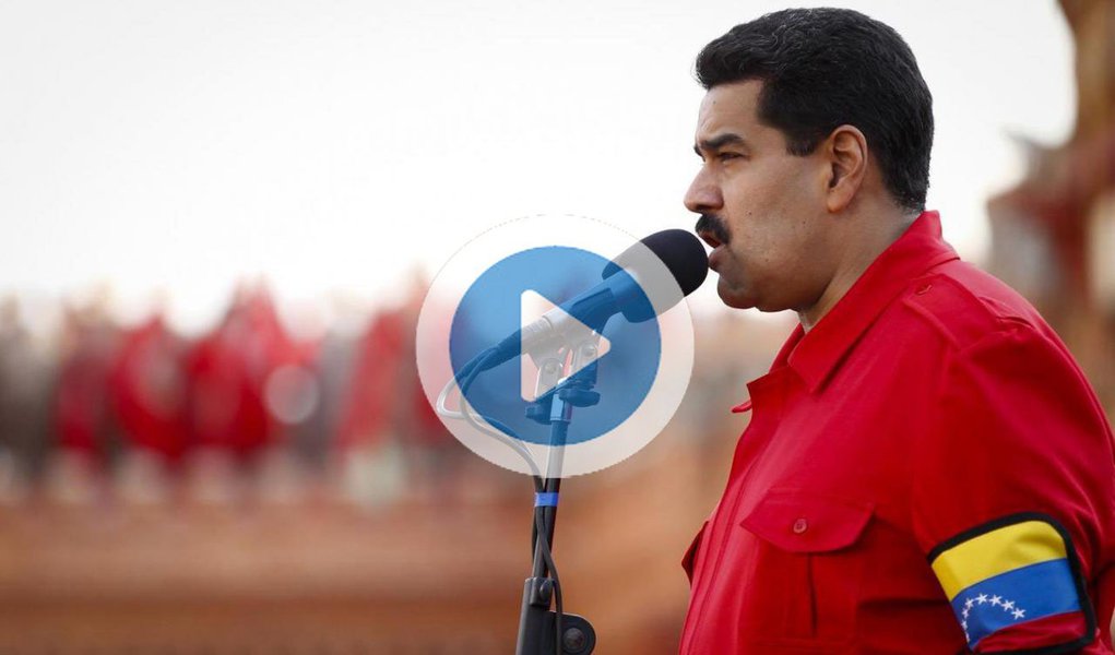"Sai o presidente não eleito do Brasil a dizer que vai liderar uma auditoria internacional contra o processo eleitoral. Tem moral o presidente golpista do Brasil para vir auditar o processo eleitoral da Venezuela? Daqui da Venezuela, dizemos: Fora, Temer!", disse Maduro durante a posse do novo governador do estado de Miranda, Héctor Rodríguez (Foto: Leonardo Attuch) "Sai o presidente não eleito do Brasil a dizer que vai liderar uma auditoria internacional contra o processo eleitoral. Tem moral o presidente golpista do Brasil para vir auditar o processo eleitoral da Venezuela? Daqui da Venezuela, dizemos: Fora, Temer!", disse Maduro durante a posse do novo governador do estado de Miranda, Héctor Rodríguez