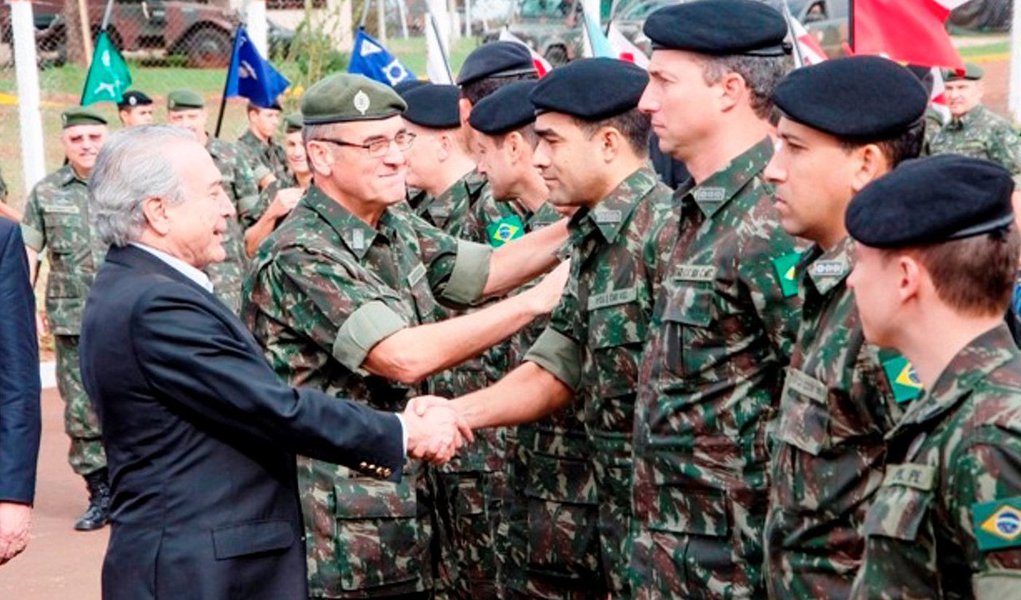 "Em todas as nossas Armas subsiste uma atroz incapacidade de ver que as elites políticas e econômica as querem apenas como fator mobilizável para reprimir a população, seja ela "os esquerdistas" ou os "marginais" das imensidões da pobreza, que é o lugar de onde sai o ser humano que compõe suas tropas", diz o jornalista Fernando Brito diz que nas Forças Armadas brasileiras; "Nem general nem juiz tem poder de veto sobre a escolha dos brasileiros", afirma Brito (Foto: Aquiles Lins) "Em todas as nossas Armas subsiste uma atroz incapacidade de ver que as elites políticas e econômica as querem apenas como fator mobilizável para reprimir a população, seja ela "os esquerdistas" ou os "marginais" das imensidões da pobreza, que é o lugar de onde sai o ser humano que compõe suas tropas", diz o jornalista Fernando Brito diz que nas Forças Armadas brasileiras; "Nem general nem juiz tem poder de veto sobre a escolha dos brasileiros", afirma Brito