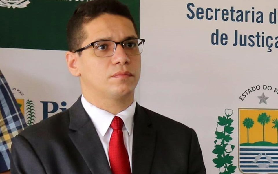 O governo do Piauí antecipou a abertura a abertura da Penitenciária Regional Nelson Mandela, em Campo Maior, por causa da superlotação nos distritos policiais; Quinze presos da capital foram transferidos; a nova unidade penal tem capacidade de 180 vagas; de acordo com o secretário de Justiça do Piauí, Daniel Oliveira, "o presídio é moderno e seguro e vem reforçar uma política nossa de aumento de vagas no sistema prisional, pois observamos ano a ano, um crescimento do número de presos e queremos garantir a ordem pública" (Foto: Leonardo Lucena) O governo do Piauí antecipou a abertura a abertura da Penitenciária Regional Nelson Mandela, em Campo Maior, por causa da superlotação nos distritos policiais; Quinze presos da capital foram transferidos; a nova unidade penal tem capacidade de 180 vagas; de acordo com o secretário de Justiça do Piauí, Daniel Oliveira, "o presídio é moderno e seguro e vem reforçar uma política nossa de aumento de vagas no sistema prisional, pois observamos ano a ano, um crescimento do número de presos e queremos garantir a ordem pública"