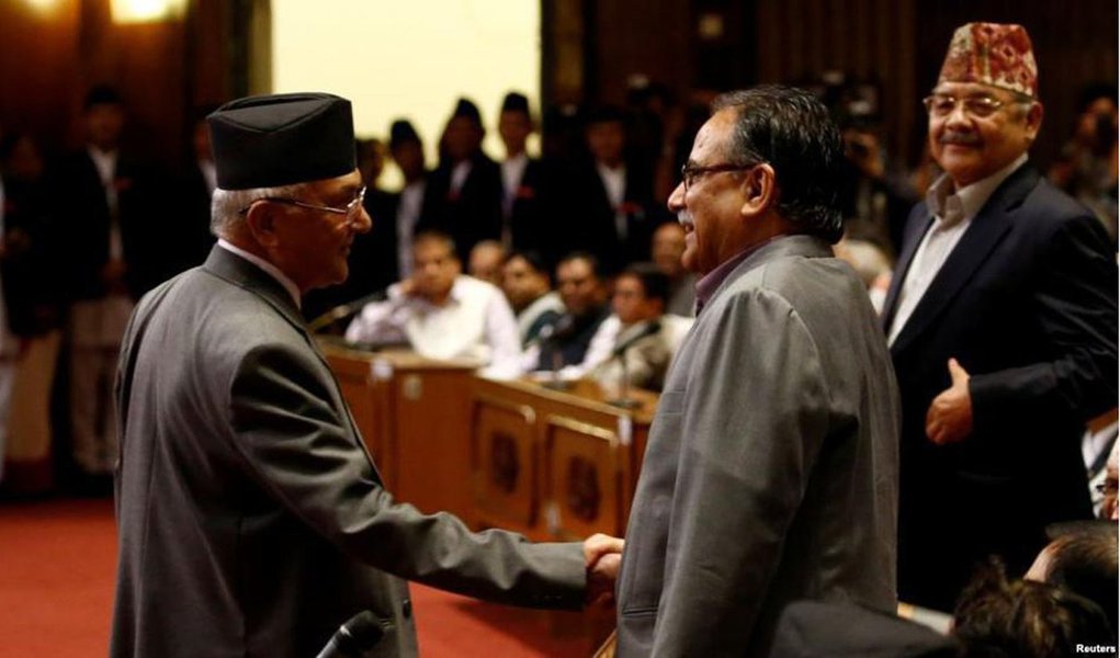 Os três partidos comunistas do Nepal, que até pouco tempo estavam em conflito entre si, comunicam agora o início de um processo que levará ao nascimento de um novo partido comunista unificado; o Partido Comunista do Nepal – Unidade Marxista-Leninista (PCN-UML), o Partido Comunista do Nepal – Centro Maoísta (PCN-CM), dois maiores partidos comunistas do país, decidiram unir-se ao menor Partido Força Nova (Naya Shakti); processo de fusão levará provavelmente à constituição do maior partido político do país asiático (Foto: Aquiles Lins) Os três partidos comunistas do Nepal, que até pouco tempo estavam em conflito entre si, comunicam agora o início de um processo que levará ao nascimento de um novo partido comunista unificado; o Partido Comunista do Nepal – Unidade Marxista-Leninista (PCN-UML), o Partido Comunista do Nepal – Centro Maoísta (PCN-CM), dois maiores partidos comunistas do país, decidiram unir-se ao menor Partido Força Nova (Naya Shakti); processo de fusão levará provavelmente à constituição do maior partido político do país asiático
