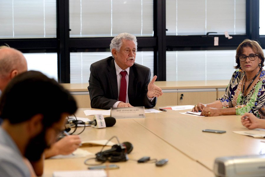 O secretário de Fazenda de Minas Gerais, José Afonso Bicalho, afirmou que o governo estadual ainda não tem recursos para pagar o 13º salário dos servidores públicos; de acordo com o titular da pasta, existe a possibilidade de antecipar, por meio de instituições financeiras, a quantia a receber do programa Novo Regularize, que reduziu multas e juros de débitos de impostos e taxas. Segundo o governo, a expectativa do governo é arrecadar cerca de R$ 4 bilhões pelo programa (Foto: Leonardo Lucena) O secretário de Fazenda de Minas Gerais, José Afonso Bicalho, afirmou que o governo estadual ainda não tem recursos para pagar o 13º salário dos servidores públicos; de acordo com o titular da pasta, existe a possibilidade de antecipar, por meio de instituições financeiras, a quantia a receber do programa Novo Regularize, que reduziu multas e juros de débitos de impostos e taxas. Segundo o governo, a expectativa do governo é arrecadar cerca de R$ 4 bilhões pelo programa