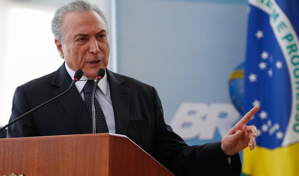 O governo Michel Temer tem sido caracterizado por envolvimento em supostos crimes e imensas contradições entre o prometido e o que tem sido efetivamente entregue; em um caso concreto, por exemplo, foi ter anunciado um PDV para reduzir os gastos com a máquina pública e o que se sabe agora é que o governo federal contratou 7.089 servidores a mais do que desligou entre o final de janeiro e o final de julho deste ano (Foto: Voney Malta) O governo Michel Temer tem sido caracterizado por envolvimento em supostos crimes e imensas contradições entre o prometido e o que tem sido efetivamente entregue; em um caso concreto, por exemplo, foi ter anunciado um PDV para reduzir os gastos com a máquina pública e o que se sabe agora é que o governo federal contratou 7.089 servidores a mais do que desligou entre o final de janeiro e o final de julho deste ano