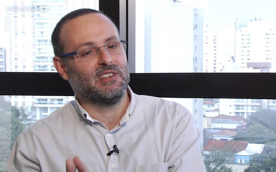 Pesquisa realizada pelo Fórum Brasileiro de Segurança Pública (FBSP) mostrou que o medo da violência é uma das principais razões para que o brasileiro tenha propensão a posições autoritárias; estudo também apontou que o segmento mais rico da população é o que mais rejeita a ampliação dos direitos humanos e civis no país; sociólogo Renato Sérgio de Lima, diretor-presidente do FBSP, destaca que hoje há espaço no Brasil para posições políticas e ideológicas que reforçam preconceitos, posições reacionárias e atitudes de intolerância (Foto: Paulo Emílio) Pesquisa realizada pelo Fórum Brasileiro de Segurança Pública (FBSP) mostrou que o medo da violência é uma das principais razões para que o brasileiro tenha propensão a posições autoritárias; estudo também apontou que o segmento mais rico da população é o que mais rejeita a ampliação dos direitos humanos e civis no país; sociólogo Renato Sérgio de Lima, diretor-presidente do FBSP, destaca que hoje há espaço no Brasil para posições políticas e ideológicas que reforçam preconceitos, posições reacionárias e atitudes de intolerância