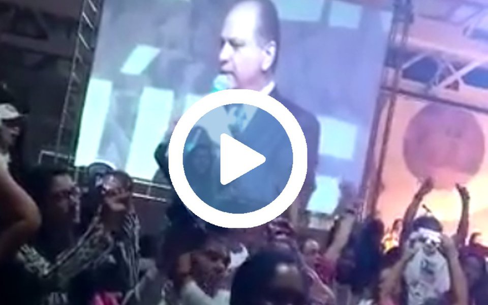 O engenheiro Ricardo Barros, ministro da Saúde do governo de Michel Temer, foi alvo de intensa vaia e manifestações nessa quinta-feira, 17, durante sua participação na Conferência Nacional de Saúde da Mulher, em Brasília; enquanto falava, boa parte da plateia ficou de costas, vaiando e gritando palavras de ordem; Barros foi embora em seguida (Foto: Aquiles Lins) O engenheiro Ricardo Barros, ministro da Saúde do governo de Michel Temer, foi alvo de intensa vaia e manifestações nessa quinta-feira, 17, durante sua participação na Conferência Nacional de Saúde da Mulher, em Brasília; enquanto falava, boa parte da plateia ficou de costas, vaiando e gritando palavras de ordem; Barros foi embora em seguida