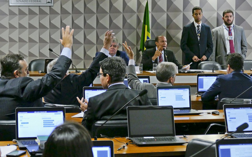 CPI da JBS, decidiu quebrar o sigilo de ligações telefônicas feitas pelos executivos do grupo J&F Joesley Batista, e Ricardo Saud, além do advogado do grupo, Francisco de Assis e Silva, desde janeiro de 2015; ideia é verificar com quem eles conversaram e os locais que todos frequentaram no período; CPI determinou ainda que o BNDES informe todos os empréstimos feitos ao Grupo J&F, além de fornecer cópias de todas as transações financeiras com a JBS ou com a J&F, entre os anos de 2007 e 2016. (Foto: Paulo Emílio) CPI da JBS, decidiu quebrar o sigilo de ligações telefônicas feitas pelos executivos do grupo J&F Joesley Batista, e Ricardo Saud, além do advogado do grupo, Francisco de Assis e Silva, desde janeiro de 2015; ideia é verificar com quem eles conversaram e os locais que todos frequentaram no período; CPI determinou ainda que o BNDES informe todos os empréstimos feitos ao Grupo J&F, além de fornecer cópias de todas as transações financeiras com a JBS ou com a J&F, entre os anos de 2007 e 2016.
