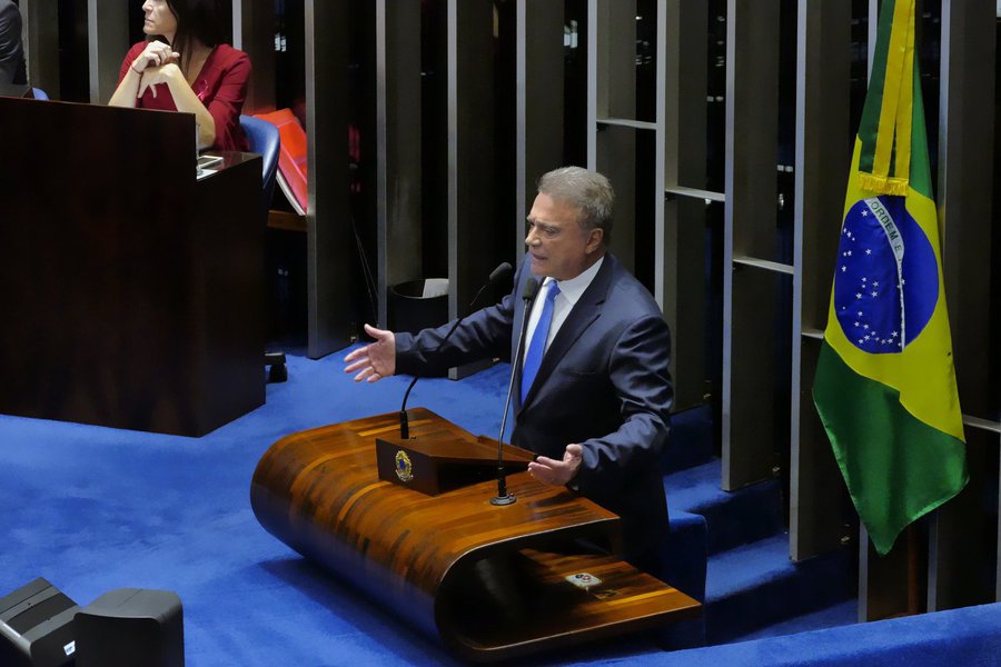 Presidenciável pelo Podemos, o senador Alvaro Dias, do Paraná, é o único candidato do campo conservador que defende explicitamente a queda de Michel Temer, ao contrário de seus concorrentes Geraldo Alckmin, João Doria, Jair Bolsonaro e Henrique Meirelles; "as denúncias são sólidas assim como os pedidos de impeachment que já foram levados à Câmara dos Deputados", disse ele, em entrevista exclusiva à TV 247, em que foi criticado pelo apoio ao golpe de 2016; no depoimento, concedido aos jornalistas Alex Solnik e Leonardo Attuch, ele previu que o ex-presidente Lula não conseguirá ser candidato, mas também evitou se apresentar como o candidato extraoficial da Operação Lava Jato; "não tenho o direito de me apropriar dessa causa que é do povo brasileiro"; confira a íntegra (Foto: Leonardo Attuch) Presidenciável pelo Podemos, o senador Alvaro Dias, do Paraná, é o único candidato do campo conservador que defende explicitamente a queda de Michel Temer, ao contrário de seus concorrentes Geraldo Alckmin, João Doria, Jair Bolsonaro e Henrique Meirelles; "as denúncias são sólidas assim como os pedidos de impeachment que já foram levados à Câmara dos Deputados", disse ele, em entrevista exclusiva à TV 247, em que foi criticado pelo apoio ao golpe de 2016; no depoimento, concedido aos jornalistas Alex Solnik e Leonardo Attuch, ele previu que o ex-presidente Lula não conseguirá ser candidato, mas também evitou se apresentar como o candidato extraoficial da Operação Lava Jato; "não tenho o direito de me apropriar dessa causa que é do povo brasileiro"; confira a íntegra