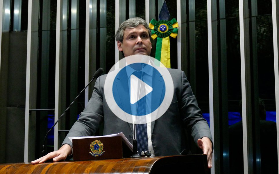 O senador Lindbergh Farias (PT) afirmou em vídeo que "defender Lula é defender o Brasil"; "Querem uma eleição de cartas marcadas e estão retirando todos os direitos"; parlamentar se diz inconformado com a perseguição contra o ex-presidente Lula; "Pegaram o depoimento de Palocci sem prova algumas. Mas, com o Lula não tem nada"; "As pessoas já estão achando normal essa perseguição. Chamo todos a engrossar essa defesa do Lula"
(Foto: José Barbacena) O senador Lindbergh Farias (PT) afirmou em vídeo que "defender Lula é defender o Brasil"; "Querem uma eleição de cartas marcadas e estão retirando todos os direitos"; parlamentar se diz inconformado com a perseguição contra o ex-presidente Lula; "Pegaram o depoimento de Palocci sem prova algumas. Mas, com o Lula não tem nada"; "As pessoas já estão achando normal essa perseguição. Chamo todos a engrossar essa defesa do Lula"