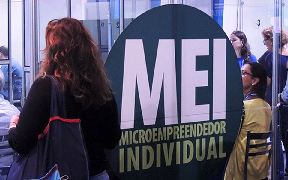 Crise econômica poderá levar ao cancelamento do registro de cerca de 1,2 milhão de microempreendedores individuais (MEIs) por inadimplência; Brasil possui pouco mais de 7 milhões de MEIs registrados, e os inadimplentes que podem ter o seu registro cancelado até dezembro corresponde a 16% do total; no ano passado, os MEIs asseguraram uma arrecadação de R$ 1,5 bilhão aos cofres do Tesouro (Foto: Paulo Emílio) Crise econômica poderá levar ao cancelamento do registro de cerca de 1,2 milhão de microempreendedores individuais (MEIs) por inadimplência; Brasil possui pouco mais de 7 milhões de MEIs registrados, e os inadimplentes que podem ter o seu registro cancelado até dezembro corresponde a 16% do total; no ano passado, os MEIs asseguraram uma arrecadação de R$ 1,5 bilhão aos cofres do Tesouro