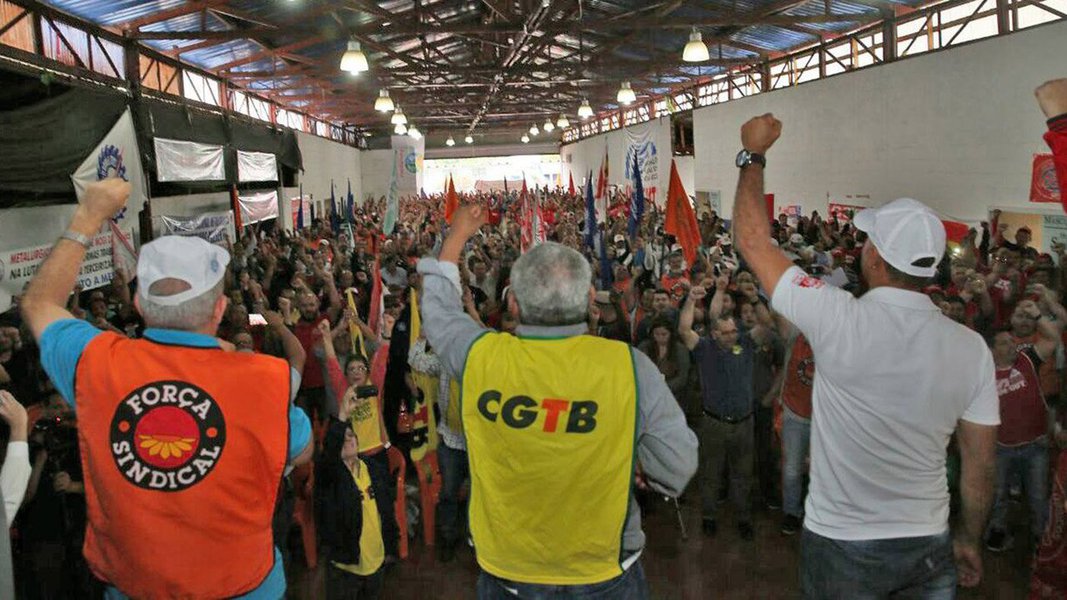 De acordo com a Agência Sindical a Plenária Nacional dos Trabalhadores na Indústria, que acontece nesta sexta (29), em São Paulo, conta com a presença de cerca de 1.500 participantes entre dirigentes de Centrais, Federações, Confederações e Sindicatos; movimento faz parte da iniciativa Brasil Metalúrgico para unificar estratégias contra as reformas da Previdência e, especialmente, a trabalhista; "Vamos mostrar que estamos aqui com os punhos cerrados em defesa dos empregos que foram roubados do povo brasileiro", ressaltou o presidente da Federação de Trabalhadores e Trabalhadoras do Brasil (Fitmetal) Marcelino da Rocha durante a plenária (Foto: Aquiles Lins) De acordo com a Agência Sindical a Plenária Nacional dos Trabalhadores na Indústria, que acontece nesta sexta (29), em São Paulo, conta com a presença de cerca de 1.500 participantes entre dirigentes de Centrais, Federações, Confederações e Sindicatos; movimento faz parte da iniciativa Brasil Metalúrgico para unificar estratégias contra as reformas da Previdência e, especialmente, a trabalhista; "Vamos mostrar que estamos aqui com os punhos cerrados em defesa dos empregos que foram roubados do povo brasileiro", ressaltou o presidente da Federação de Trabalhadores e Trabalhadoras do Brasil (Fitmetal) Marcelino da Rocha durante a plenária