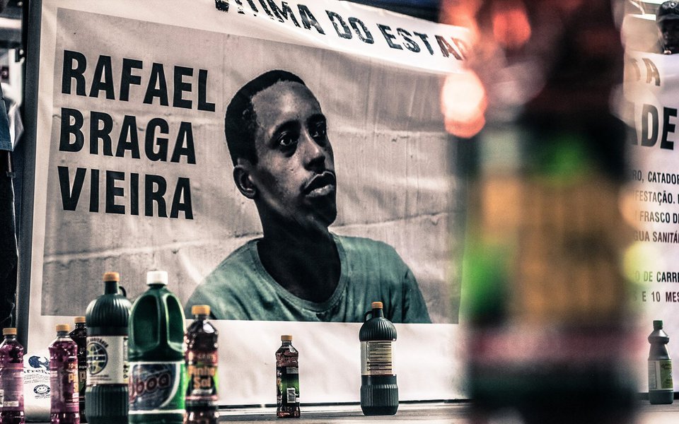 Defesa do ex-catador, preso em 2013 com desinfetante na mochila e acusado de tráfico de drogas, alegou a necessidade do tratamento ser feito em melhores condições do que na cadeia; para a desembargadora Katya Maria de Paula Menezes Monnerat, responsável por negar o pedido da defesa, os documentos apresentados não são suficientes para justificar o tratamento em prisão domiciliar (Foto: Aquiles Lins) Defesa do ex-catador, preso em 2013 com desinfetante na mochila e acusado de tráfico de drogas, alegou a necessidade do tratamento ser feito em melhores condições do que na cadeia; para a desembargadora Katya Maria de Paula Menezes Monnerat, responsável por negar o pedido da defesa, os documentos apresentados não são suficientes para justificar o tratamento em prisão domiciliar