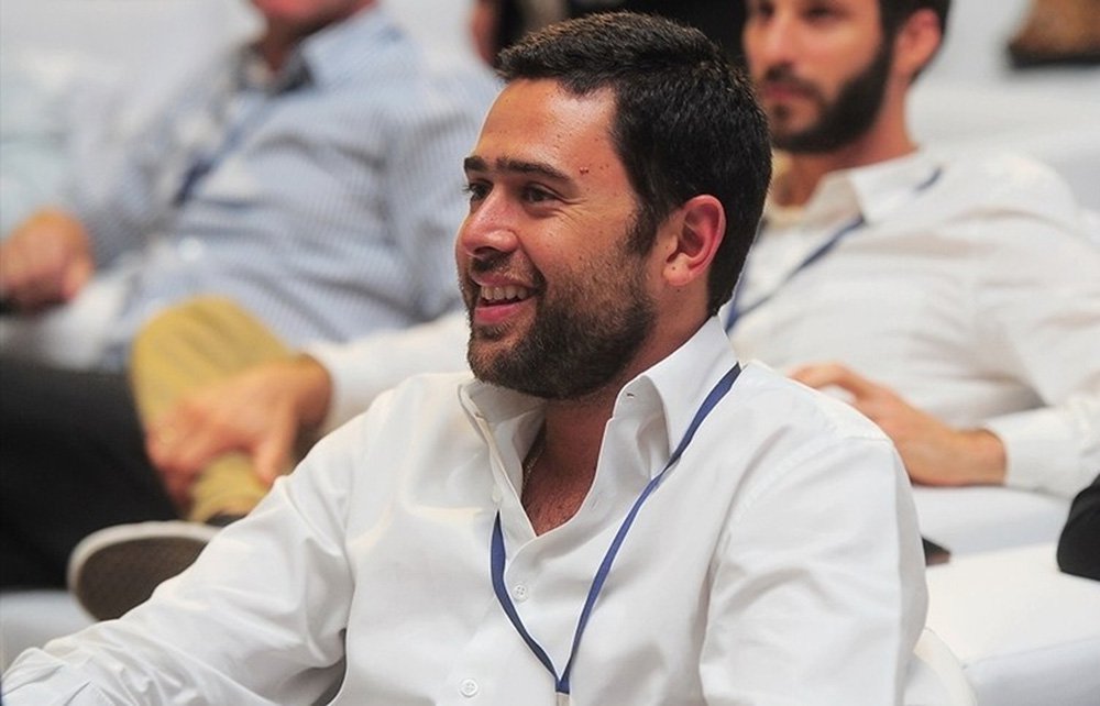O filho de José Roberto Marinho assumiu o setor de Esporte após a unificação de 3 produtos Globo, em meio à demissão de cerca de 50 profissionais produtores de conteúdo; editoria saiu das mãos de Ali Kamel, ou seja, não estará mais subordinada ao jornalismo, pois ficará sob responsabilidade de Roberto Marinho Neto; segundo o jornalista Sidney Rezende, o "critério para as demissões, segundo apurou o site, foi dispensar os mais antigos da empresa, maiores salários e que, recentemente, estavam engajados em projetos como Copa do Mundo e Olimpíadas, e que agora tornaram-se mão de obra desnecessária" (Foto: Aquiles Lins) O filho de José Roberto Marinho assumiu o setor de Esporte após a unificação de 3 produtos Globo, em meio à demissão de cerca de 50 profissionais produtores de conteúdo; editoria saiu das mãos de Ali Kamel, ou seja, não estará mais subordinada ao jornalismo, pois ficará sob responsabilidade de Roberto Marinho Neto; segundo o jornalista Sidney Rezende, o "critério para as demissões, segundo apurou o site, foi dispensar os mais antigos da empresa, maiores salários e que, recentemente, estavam engajados em projetos como Copa do Mundo e Olimpíadas, e que agora tornaram-se mão de obra desnecessária"