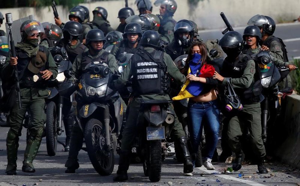 Confronto entre manifestante e policiais durante protesto contra o presidente da Venezuela, Nicolás Maduro, em Caracas 10/07/2017 REUTERS/Carlos Garcia Rawlins (Foto: Chico Vigilante) Confronto entre manifestante e policiais durante protesto contra o presidente da Venezuela, Nicolás Maduro, em Caracas 10/07/2017 REUTERS/Carlos Garcia Rawlins
