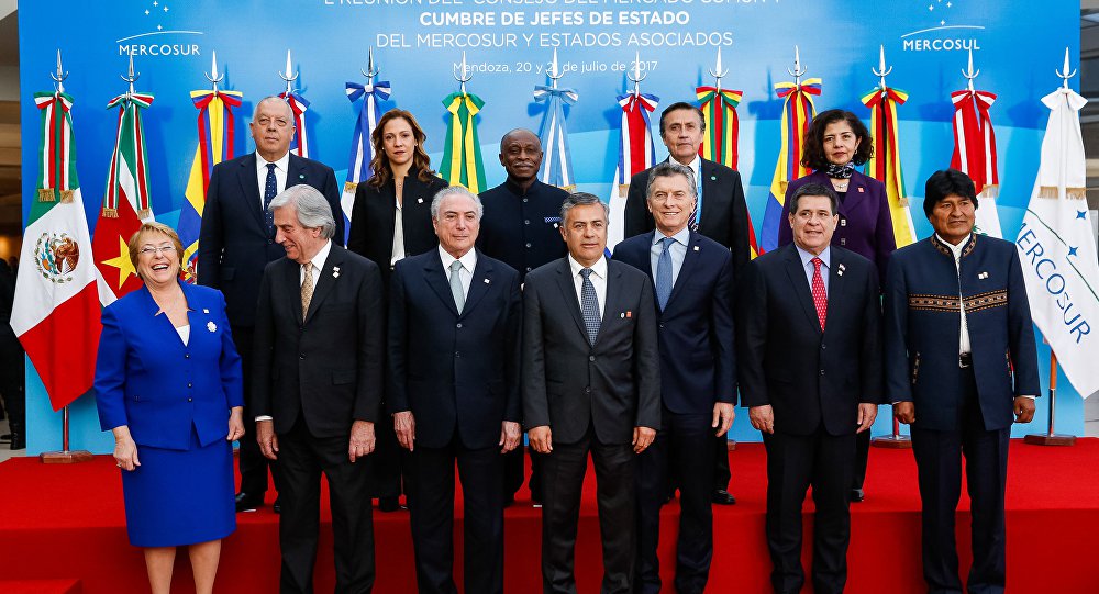 O bloco Mercosul rechaçou neste sábado a ameaça de uso da força na Venezuela por parte dos Estados Unidos; a declaração foi divulgada pelo Ministério das Relações Exteriores da Argentina; a declaração conjunta do Mercosul surge um dia após o presidente dos EUA, Donald Trump, ter ameaçado fazer uso da força para intervir na Venezuela; o Brasil, por meio do chanceler do golpe, Aloysio Nunes, vinha atacando a Venezuela; Aloysio nesta semana criticou o posicionamento do PT em relação ao país; para ele, os petistas "lambem as mãos de Maduro" (Foto: Romulo Faro) O bloco Mercosul rechaçou neste sábado a ameaça de uso da força na Venezuela por parte dos Estados Unidos; a declaração foi divulgada pelo Ministério das Relações Exteriores da Argentina; a declaração conjunta do Mercosul surge um dia após o presidente dos EUA, Donald Trump, ter ameaçado fazer uso da força para intervir na Venezuela; o Brasil, por meio do chanceler do golpe, Aloysio Nunes, vinha atacando a Venezuela; Aloysio nesta semana criticou o posicionamento do PT em relação ao país; para ele, os petistas "lambem as mãos de Maduro"