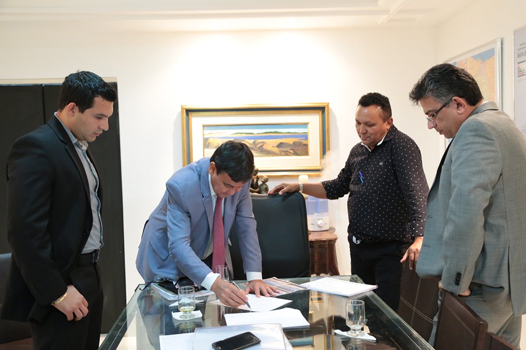 O governador Wellington Dias designou encaminhamentos para melhorias do Aeroporto de Corrente, localizado a 864 km de Teresina; as definições ocorreram durante reunião com o secretário dos Transportes, Gilhermano Pires; coordenador estratégico do Programa de Infraestrutura Aeroportuária, Nerenilzo Soares; e o prefeito de Corrente, Murilo Mascarenhas (Foto: Leonardo Lucena) O governador Wellington Dias designou encaminhamentos para melhorias do Aeroporto de Corrente, localizado a 864 km de Teresina; as definições ocorreram durante reunião com o secretário dos Transportes, Gilhermano Pires; coordenador estratégico do Programa de Infraestrutura Aeroportuária, Nerenilzo Soares; e o prefeito de Corrente, Murilo Mascarenhas
