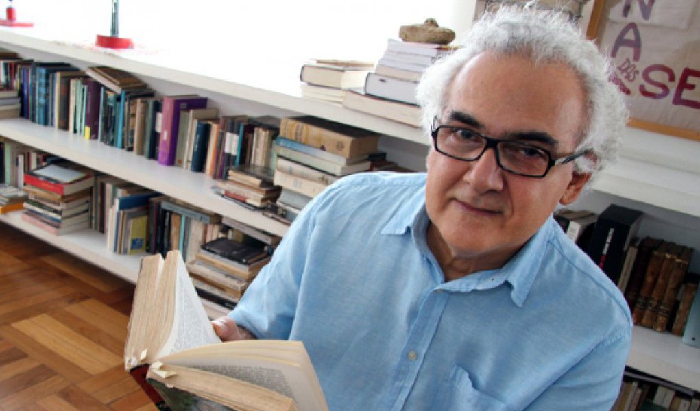 O escritor Miltom Hatoum criticou o atual momento da cultura brasileira; "Um retorno à intolerância, à perseguição aos artistas, à censura às artes, essa violência latente que está na vida brasileira. Tudo isso repercute no tempo presente. Acho tudo isso que está acontecendo lamentável, e perigosíssimo esse moralismo hipócrita que ressurgiu nos últimos dois anos", disse (Foto: Giuliana Miranda) O escritor Miltom Hatoum criticou o atual momento da cultura brasileira; "Um retorno à intolerância, à perseguição aos artistas, à censura às artes, essa violência latente que está na vida brasileira. Tudo isso repercute no tempo presente. Acho tudo isso que está acontecendo lamentável, e perigosíssimo esse moralismo hipócrita que ressurgiu nos últimos dois anos", disse