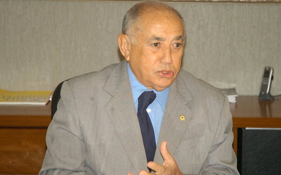O ex-governador do Tocantins Siqueira Campos negou apoio a grupos e nomes de pré-candidatos interessados em concorrer ao governador do Tocantins na eleição de 2018; "Peço que excluam meu nome quando os assuntos forem especulações infundadas, pois como mostra a história, não sou eu quem faz e desfaz alianças atingindo a honra, xingando adversários, para depois mudar de posição em virtude de novas conjunturas", informa em carta divulgada à imprensa; "Se no momento oportuno estiver em boas condições de saúde, posso colocar meu nome à disposição do povo tocantinense para disputar uma vaga ao Senado" (Foto: Leonardo Lucena) O ex-governador do Tocantins Siqueira Campos negou apoio a grupos e nomes de pré-candidatos interessados em concorrer ao governador do Tocantins na eleição de 2018; "Peço que excluam meu nome quando os assuntos forem especulações infundadas, pois como mostra a história, não sou eu quem faz e desfaz alianças atingindo a honra, xingando adversários, para depois mudar de posição em virtude de novas conjunturas", informa em carta divulgada à imprensa; "Se no momento oportuno estiver em boas condições de saúde, posso colocar meu nome à disposição do povo tocantinense para disputar uma vaga ao Senado"