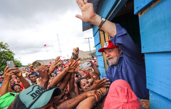 Na iminência de mais uma derrota eleitoral se avizinhando, apostam as forças do atraso em uma solução judicial que retire o favorito do páreo fazendo com que assim possam sonhar em eleger o candidato que dará seguimento ao desgoverno golpista de Michel Temer (Foto: Alberto Cantalice) Na iminência de mais uma derrota eleitoral se avizinhando, apostam as forças do atraso em uma solução judicial que retire o favorito do páreo fazendo com que assim possam sonhar em eleger o candidato que dará seguimento ao desgoverno golpista de Michel Temer