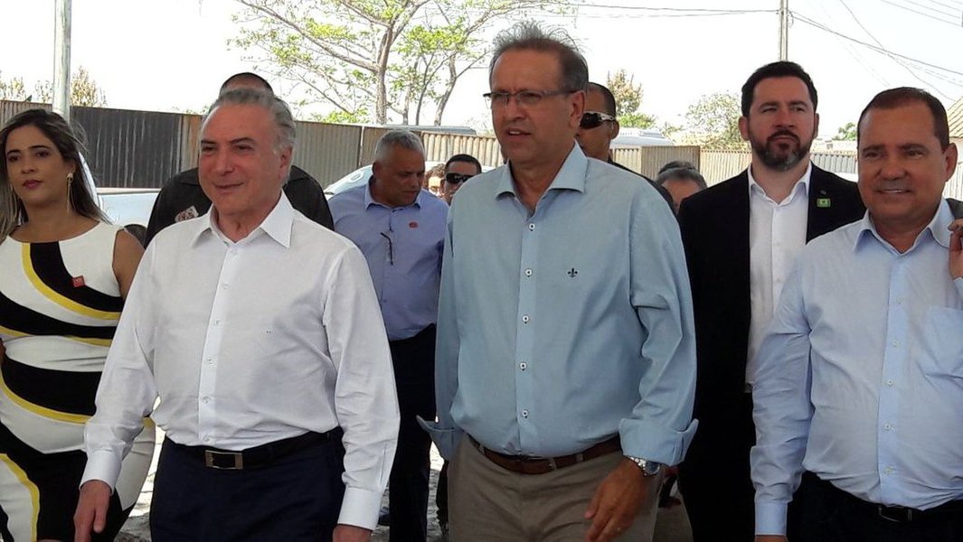 Michel Temer, que a qualquer momento será formalmente acusado de obstrução da Justiça e de chefiar uma quadrilha que assaltou o Estado, chegou na manhã desta quinta-feira (14) em Xambioá, norte do Tocantins, para assinar uma ordem de serviço para a construção da ponte sobre o rio Araguaia, na BR-153, que liga o Tocantins ao estado do Pará; moradores São Geraldo (PA), que faz divisa com Xambioá, fizeram protestos com cartazes e faixas contra Temer. Cerca de 40 pessoas se reuniram próximas ao local do evento para se manifestar (Foto: Aquiles Lins) Michel Temer, que a qualquer momento será formalmente acusado de obstrução da Justiça e de chefiar uma quadrilha que assaltou o Estado, chegou na manhã desta quinta-feira (14) em Xambioá, norte do Tocantins, para assinar uma ordem de serviço para a construção da ponte sobre o rio Araguaia, na BR-153, que liga o Tocantins ao estado do Pará; moradores São Geraldo (PA), que faz divisa com Xambioá, fizeram protestos com cartazes e faixas contra Temer. Cerca de 40 pessoas se reuniram próximas ao local do evento para se manifestar