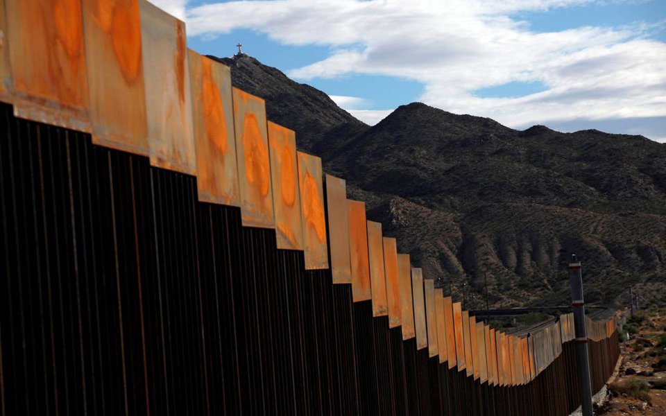 Presidente dos EUA, Donald Trump, que prometeu ajudar a proteger os jovens levados ilegalmente ao país na infância, os chamados "dreamers", pediu que qualquer acordo de imigração inclua o financiamento de um muro na fronteira com o México; em uma lista de "princípios", o governo Trump também pressionou pela repressão a menores desacompanhados que entram nos EUA, muitos deles saídos da América Central (Foto: Paulo Emílio) Presidente dos EUA, Donald Trump, que prometeu ajudar a proteger os jovens levados ilegalmente ao país na infância, os chamados "dreamers", pediu que qualquer acordo de imigração inclua o financiamento de um muro na fronteira com o México; em uma lista de "princípios", o governo Trump também pressionou pela repressão a menores desacompanhados que entram nos EUA, muitos deles saídos da América Central