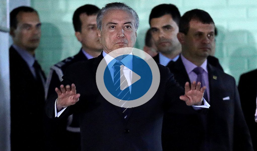 Após gastar R$ 32 bilhões para cooptar deputados de maneira a votar pelo arquivamento da segunda denúncia contra si, Michel Temer divulgou um vídeo nas redes sociais afirmando que a "verdade venceu"."O Brasil é sempre maior do que qualquer desafio. E ficou ainda mais forte depois de ter suas instituições testadas de forma dramática nos últimos meses. No fim, a verdade venceu. Prevaleceram as garantias individuais e institucionais da nossa Constituição", disse (Foto: Paulo Emílio) Após gastar R$ 32 bilhões para cooptar deputados de maneira a votar pelo arquivamento da segunda denúncia contra si, Michel Temer divulgou um vídeo nas redes sociais afirmando que a "verdade venceu"."O Brasil é sempre maior do que qualquer desafio. E ficou ainda mais forte depois de ter suas instituições testadas de forma dramática nos últimos meses. No fim, a verdade venceu. Prevaleceram as garantias individuais e institucionais da nossa Constituição", disse