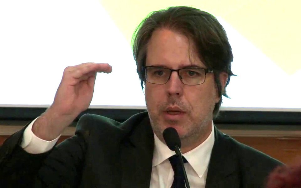 Para o juiz do Tribunal de Justiça do Rio de Janeiro e doutor em Direito Rubens Casara o modelo que caracteriza a "pós-democracia" brasileira é o de um Estado que retoma o ideário neoliberal e fortalece seu poder repressivo para conter parte da população "indesejável"; para ele, se o fascismo já foi visto como obstáculo ao capitalismo, hoje é fundamental para a manutenção do modelo, que está em crise permanente – e se é permanente, nem merece ser chamado de crise, é o próprio funcionamento normal do sistema (Foto: Paulo Emílio) Para o juiz do Tribunal de Justiça do Rio de Janeiro e doutor em Direito Rubens Casara o modelo que caracteriza a "pós-democracia" brasileira é o de um Estado que retoma o ideário neoliberal e fortalece seu poder repressivo para conter parte da população "indesejável"; para ele, se o fascismo já foi visto como obstáculo ao capitalismo, hoje é fundamental para a manutenção do modelo, que está em crise permanente – e se é permanente, nem merece ser chamado de crise, é o próprio funcionamento normal do sistema