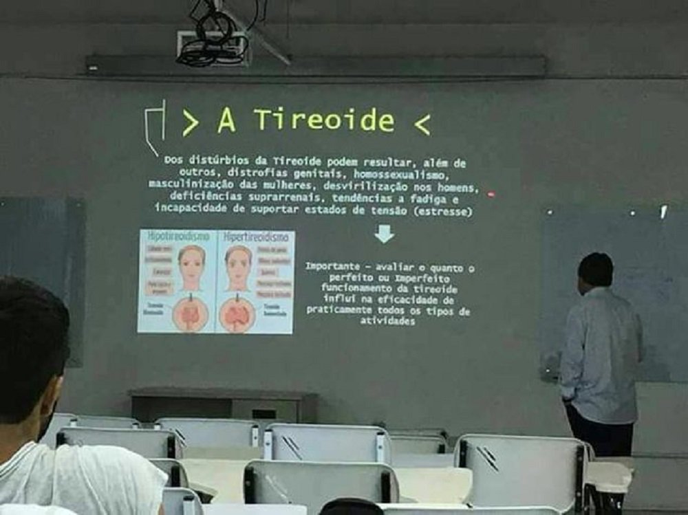 Registrado em foto por uma aluna, o slide usado pelo professor da Escola de Educação Física e Esporte durante uma aula tem provocado discussão nas redes sociais; o docente da USP está sendo acusado dar de declarações de cunho machista e homofóbico (Foto: Charles Nisz) Registrado em foto por uma aluna, o slide usado pelo professor da Escola de Educação Física e Esporte durante uma aula tem provocado discussão nas redes sociais; o docente da USP está sendo acusado dar de declarações de cunho machista e homofóbico