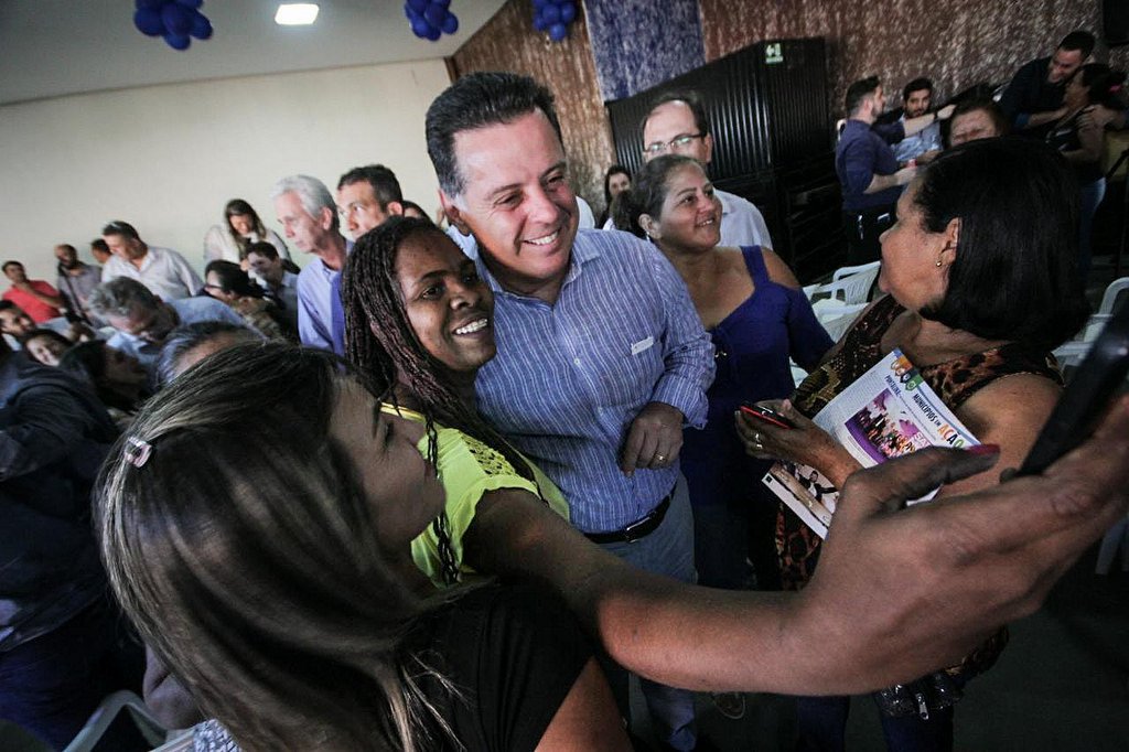 O governador Marconi Perillo comanda a Caravana do Goiás na Frente por mais 14 municípios do interior do Estado nesta semana; na quinta-feira (3) o governador implanta em Anápolis o Programa Passe Livre Estudantil no município; a maratona começa nesta terça-feira (1) com atividades em sete municípios, e prossegue na quarta-feira com outros sete; nos 14 municípios que serão percorridos nesta terça e quarta feiras, o governo de Goiás vai liberar no total R$ 20 milhões em recursos do Goiás na Frente Municípios. (Foto: Leonardo Lucena) O governador Marconi Perillo comanda a Caravana do Goiás na Frente por mais 14 municípios do interior do Estado nesta semana; na quinta-feira (3) o governador implanta em Anápolis o Programa Passe Livre Estudantil no município; a maratona começa nesta terça-feira (1) com atividades em sete municípios, e prossegue na quarta-feira com outros sete; nos 14 municípios que serão percorridos nesta terça e quarta feiras, o governo de Goiás vai liberar no total R$ 20 milhões em recursos do Goiás na Frente Municípios.