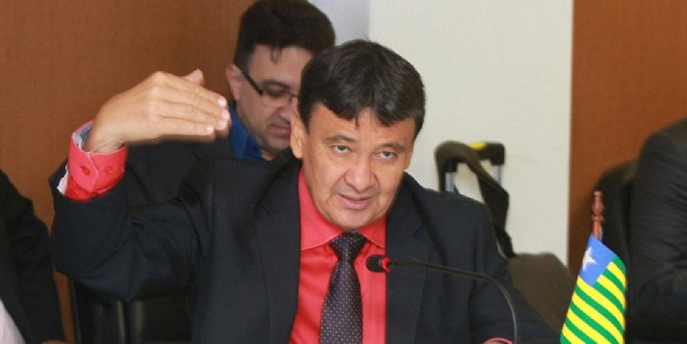 O governador do Piauí, Wellington Dias, comemora o resultado da 14ª Rodada de Licitações de blocos para exploração de petróleo e gás natural; a licitação foi feita nesta quarta-feira pela Agência Nacional do Petróleo, Gás Natural e Biocombustíveis (ANP), e marca a retomada do setor de petróleo e gás no Brasil, com o maior bônus de assinatura total da história – mais de R$ 3,8 bilhões - e as duas maiores ofertas por bloco – cerca de R$ 2,24 bilhões e R$ 1,2 bilhões; "Comemoro este momento novo do gás e petróleo na Bacia do Rio Parnaiba, com mais sete blocos no lado do Piauí, na região entre Amarante, Floriano, Baixa Grande do Ribeiro e Ribeiro Gonçalves, especialmente nas proximidades do Rio Parnaíba", disse Wellington Dias (Foto: Romulo Faro) O governador do Piauí, Wellington Dias, comemora o resultado da 14ª Rodada de Licitações de blocos para exploração de petróleo e gás natural; a licitação foi feita nesta quarta-feira pela Agência Nacional do Petróleo, Gás Natural e Biocombustíveis (ANP), e marca a retomada do setor de petróleo e gás no Brasil, com o maior bônus de assinatura total da história – mais de R$ 3,8 bilhões - e as duas maiores ofertas por bloco – cerca de R$ 2,24 bilhões e R$ 1,2 bilhões; "Comemoro este momento novo do gás e petróleo na Bacia do Rio Parnaiba, com mais sete blocos no lado do Piauí, na região entre Amarante, Floriano, Baixa Grande do Ribeiro e Ribeiro Gonçalves, especialmente nas proximidades do Rio Parnaíba", disse Wellington Dias