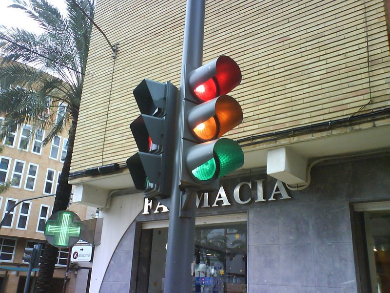 A Prefeitura de Fortaleza vem promovendo a revitalização da rede existente com a substituição das atuais lâmpadas halógenas por lâmpadas de LED. Atualmente, 88% dos semáforos de Fortaleza já são contemplados com esse tipo de iluminação e 118 semáforos contam com nobreak, que assegura o seu funcionamento mesmo quando ocorre interrupção no fornecimento de energia (Foto: Rodrigo Rocha) A Prefeitura de Fortaleza vem promovendo a revitalização da rede existente com a substituição das atuais lâmpadas halógenas por lâmpadas de LED. Atualmente, 88% dos semáforos de Fortaleza já são contemplados com esse tipo de iluminação e 118 semáforos contam com nobreak, que assegura o seu funcionamento mesmo quando ocorre interrupção no fornecimento de energia