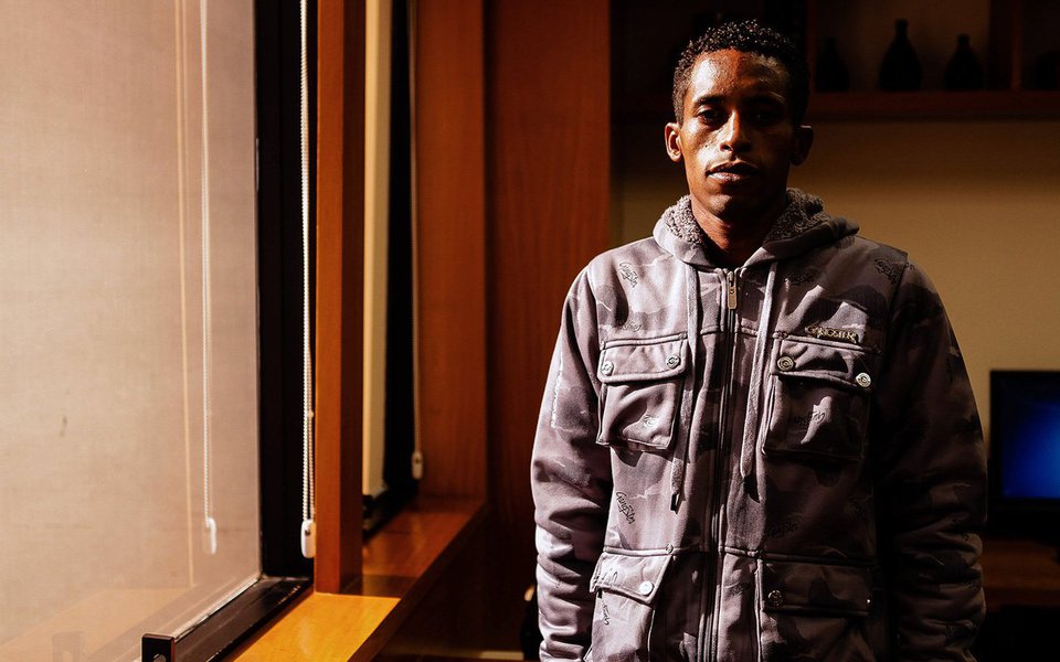 O jovem negro, encarcerado desde o ano passado, teve seu pedido de habeas corpus analisado nesta terça-feira (1) e dois desembargadores, incluindo a relatora, votaram pela manutenção de sua prisão, baseada apenas no depoimento de policiais. Decisão final ficou para a próxima terça-feira (8) (Foto: Aquiles Lins) O jovem negro, encarcerado desde o ano passado, teve seu pedido de habeas corpus analisado nesta terça-feira (1) e dois desembargadores, incluindo a relatora, votaram pela manutenção de sua prisão, baseada apenas no depoimento de policiais. Decisão final ficou para a próxima terça-feira (8)