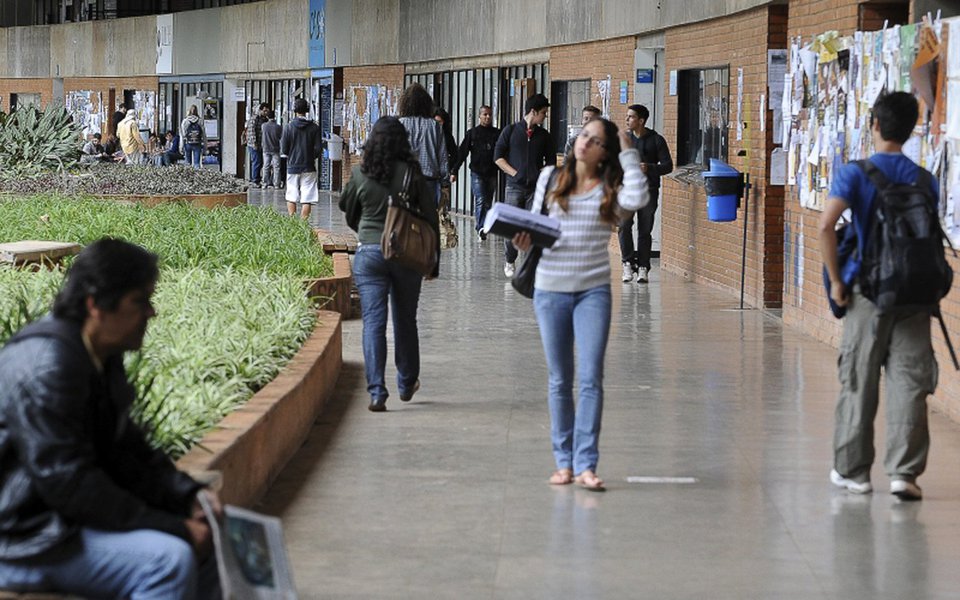 Em artigo no Jornal GGN, o colunista Roberto Kraenkel explica: "com o passar do tempo certamente as melhores universidades quererão cobrar mais caro que outras – pois na ética neoliberal isto é absolutamente natural. Haverá diferença de preço entre cursos. E, internamente, haverá valorização de atividades que atraiam mais dinheiro para a universidade. Docentes mais populares ou que atraiam mais verbas tornam-se mais prestigiados. Estudantes transformam-se em clientes. Valores passam, portanto, a ser monetizados" (Foto: Gisele Federicce) Em artigo no Jornal GGN, o colunista Roberto Kraenkel explica: "com o passar do tempo certamente as melhores universidades quererão cobrar mais caro que outras – pois na ética neoliberal isto é absolutamente natural. Haverá diferença de preço entre cursos. E, internamente, haverá valorização de atividades que atraiam mais dinheiro para a universidade. Docentes mais populares ou que atraiam mais verbas tornam-se mais prestigiados. Estudantes transformam-se em clientes. Valores passam, portanto, a ser monetizados"