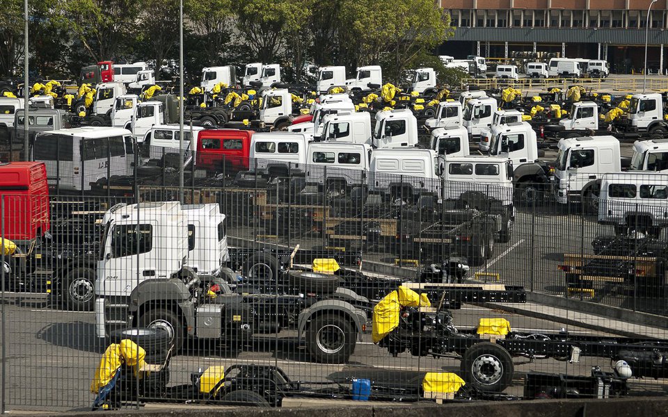 Venda de carros, comerciais leves, caminhões e ônibus novos no Brasil em setembro caíram 7,99% sobre agosto, para 199.227 unidades, segundo dados da associação de concessionários de veículos, Fenabrave; na comparação com setembro do ano passado, contudo, houve alta de 24,55% nas vendas (Foto: Paulo Emílio) Venda de carros, comerciais leves, caminhões e ônibus novos no Brasil em setembro caíram 7,99% sobre agosto, para 199.227 unidades, segundo dados da associação de concessionários de veículos, Fenabrave; na comparação com setembro do ano passado, contudo, houve alta de 24,55% nas vendas