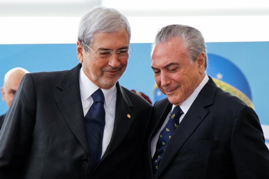 Não surtiu efeito a conversa que Michel Temer teve com os caciques do PMDB (individualmente) para tentar acalmar os dissidentes na Câmara dos Deputados que pedem a cabeça do ministro tucano Antônio Imbassahy (PSDB), da Secretaria de Governo; menos de 24 horas após ser informado da intenção do grupo de derrubar Imbassahy, o peemedebista começou a chamar alguns membros do PMDB para conversar; eles informaram os demais integrantes da ala rebelde o teor da conversa logo que saíram do Planalto: não estão dispostos a recuar (Foto: Romulo Faro) Não surtiu efeito a conversa que Michel Temer teve com os caciques do PMDB (individualmente) para tentar acalmar os dissidentes na Câmara dos Deputados que pedem a cabeça do ministro tucano Antônio Imbassahy (PSDB), da Secretaria de Governo; menos de 24 horas após ser informado da intenção do grupo de derrubar Imbassahy, o peemedebista começou a chamar alguns membros do PMDB para conversar; eles informaram os demais integrantes da ala rebelde o teor da conversa logo que saíram do Planalto: não estão dispostos a recuar