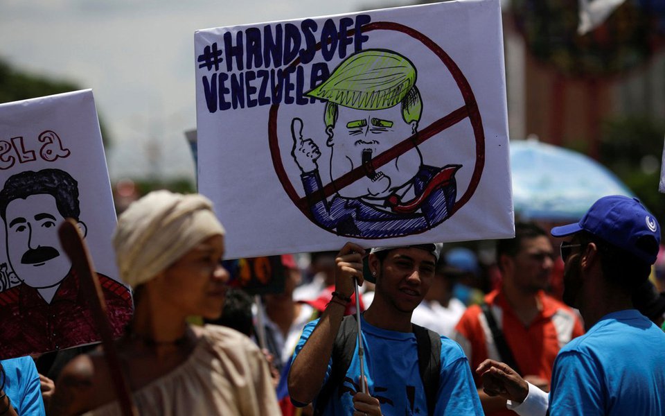 Governo da Venezuela classificou de "irracional" a medida adotada ontem pelos Estados Unidos contra o país e condenou as ações unilaterais americanas; decreto do presidente Donald Trump impõe restrições de ingresso; Ministério das Relações Exteriores venezuelano disse em comunicado que o país "rejeita categoricamente a irracional decisão do governo dos Estados Unidos de considerar uma vez mais o nobre povo venezuelano como uma ameaça a sua segurança nacional" (Foto: Paulo Emílio) Governo da Venezuela classificou de "irracional" a medida adotada ontem pelos Estados Unidos contra o país e condenou as ações unilaterais americanas; decreto do presidente Donald Trump impõe restrições de ingresso; Ministério das Relações Exteriores venezuelano disse em comunicado que o país "rejeita categoricamente a irracional decisão do governo dos Estados Unidos de considerar uma vez mais o nobre povo venezuelano como uma ameaça a sua segurança nacional"