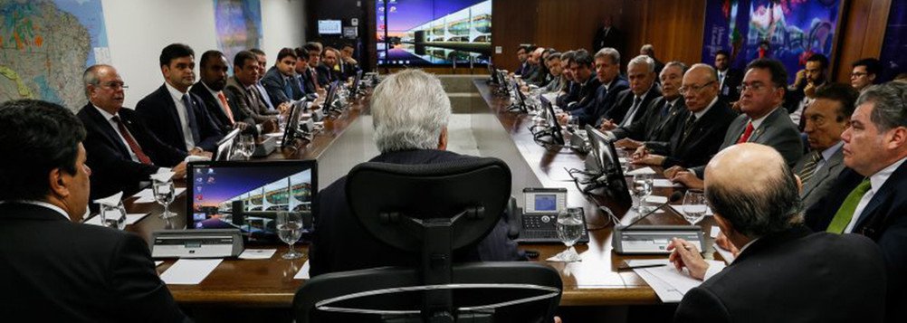 Prefeitos e prefeitas de todas as regiões do Maranhão estão apreensivos; o governo federal não cumpriu acordo, firmado no último dia 11 em Brasília, no qual se comprometeu em depositar nas contas dos municípios, até o fim deste mês de julho, R$ 168 milhões referentes a antecipação da compensação do Fundeb; com o não cumprimento do acordo, gestores municipais estão preocupados, principalmente em relação à folha de pagamento do setor da educação; foto: reunião para o acordo, em Brasília (Foto: Leonardo Lucena) Prefeitos e prefeitas de todas as regiões do Maranhão estão apreensivos; o governo federal não cumpriu acordo, firmado no último dia 11 em Brasília, no qual se comprometeu em depositar nas contas dos municípios, até o fim deste mês de julho, R$ 168 milhões referentes a antecipação da compensação do Fundeb; com o não cumprimento do acordo, gestores municipais estão preocupados, principalmente em relação à folha de pagamento do setor da educação; foto: reunião para o acordo, em Brasília