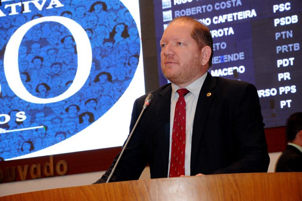 O deputado estadual Othelino Neto (PCdoB) desafiou a ex-governadora Roseana Sarney (PMDB) a entrar na disputa pelo governo do Maranhão nas eleições de 2018; segundo ele, o grupo de Flávio Dino prefere enfrentá-la ao senador Roberto Rocha (PSDB); “Ela está conclamada a ser candidata para nós mostrarmos que o Maranhão não quer voltar para o atraso e aí vamos comparar se está bom hoje ou se o povo quer voltar para os tempos em que o Estado só era notícia nacional por escândalos e pelos piores indicadores do Brasil”, disse o parlamentar (Foto: Voney Malta) O deputado estadual Othelino Neto (PCdoB) desafiou a ex-governadora Roseana Sarney (PMDB) a entrar na disputa pelo governo do Maranhão nas eleições de 2018; segundo ele, o grupo de Flávio Dino prefere enfrentá-la ao senador Roberto Rocha (PSDB); “Ela está conclamada a ser candidata para nós mostrarmos que o Maranhão não quer voltar para o atraso e aí vamos comparar se está bom hoje ou se o povo quer voltar para os tempos em que o Estado só era notícia nacional por escândalos e pelos piores indicadores do Brasil”, disse o parlamentar