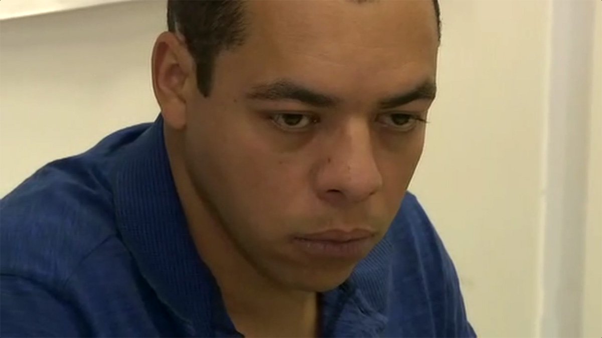 O ator do filme Cidade de Deus, Ivan da Silva Martins, conhecido como Ivan da Rocinha, ou Ivan, o Terrível, se apresentou na Delegacia de Combate às Drogas; ele é suspeito de ter participado da morte do sargento da Polícia Militar, Hudson Silva de Araújo, de 46 anos, na madrugada do dia 23 deste mês, no morro do Vidigal, zona sul do Rio; Ivan Martins está com a prisão preventiva decretada pela Justiça (Foto: Leonardo Lucena) O ator do filme Cidade de Deus, Ivan da Silva Martins, conhecido como Ivan da Rocinha, ou Ivan, o Terrível, se apresentou na Delegacia de Combate às Drogas; ele é suspeito de ter participado da morte do sargento da Polícia Militar, Hudson Silva de Araújo, de 46 anos, na madrugada do dia 23 deste mês, no morro do Vidigal, zona sul do Rio; Ivan Martins está com a prisão preventiva decretada pela Justiça